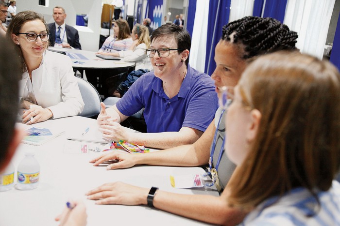 Photographie de personnes participant à une discussion de groupe. 20190927lnp1-tabletalk2.jpg