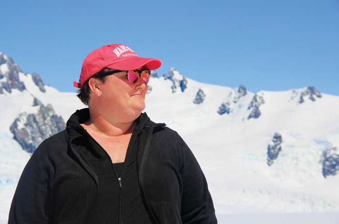 Photo d'une personne dans un endroit enneigé. 09825-feature1-joellen.jpg