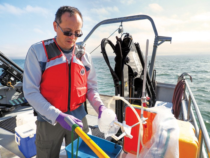 Un scientifique de l'environnement sur un bateau. 09825-feature1-yee.jpg